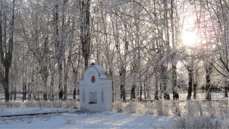 Обелиск у школы